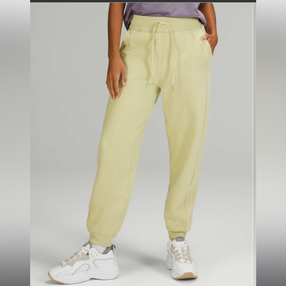 Lululemon Scuba Relaxed High-Rise Jogger - Picture 2 of 7